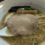 麺屋 双喜 - 叉焼が意外と肉々しくてワイルドなのも特徴かな。ここの叉焼は美味しいです。