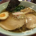 麺屋 双喜 - これは相棒の「しょうゆラーメン 並盛」(¥750-税込)です。きょう初めて気がついたわ。しょうゆには「の」が付くのね。