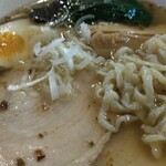 麺屋 双喜 - 麺の手揉みによる「てゅるてゅる感」が堪(たま)らない。透明なスープから出立(いでた)つお出汁の香りは「潮(うしお)」を感じるわね。