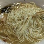 麺屋 双喜 - 替え玉しました。替え玉は極細麺しかありませんがですが「しお」にも合いますわよ。お陰様でかなりの「腹パン」になってしまったわ。久しぶりよね。こんなに食べたのは。