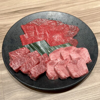 焼肉うしごろ 新宿三丁目店 - 究極の黒タン厚切り ・特選ハラミ・厳選赤身 塩 
