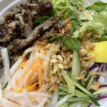 さいとう食堂 - 【ブンティッドヌン】焼肉の野菜の酸っぱ辛い冷麺！ナッツの食感◎！