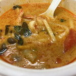 さいとう食堂 - 【海老のレッドカレー】辛いけどクリーミー、海老のエキスが溶け込んでる！