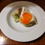 トラットリア ダ オクムラ - カリフラワーのバーニャカウダ目玉焼きのせ