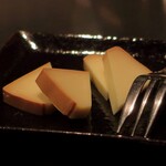 DEN - 自家製スモークチーズ