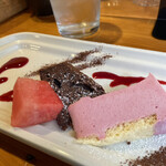 カジュアルふれんちれすとらん・おおの - デザートの・フランボワーズ・チョコレートケーキ・すいか