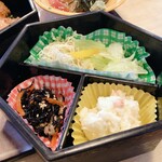 Isokko - まかないランチ、小鉢、サラダ