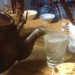 武蔵屋 - 大きな土瓶で燗をつけて勢いよくコップに注いで表面張力の限界まで注ぐ名人芸も今日で見納め