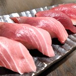 藍鰭鮪魚中脂鮪魚與紅肉握壽司的比較（六件）