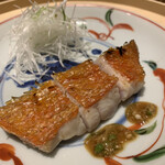 温石 - 串の準備が始まったら、スペシャリテの合図。
      実山椒醤油のソースで、さっぱりと。今までの中でも、かなりの好み。