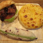 ブーランジェリー リッシュ 城山台店 - もちもちクランベリーのピスタチオクリーム、レモンペッパーチキンバーガー、濃厚チーズ