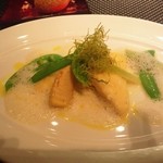 ラトリエ ドゥ ジョエル・ロブション - タイとミニポワーロ、レモンオイルがけ