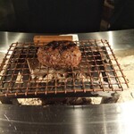 挽肉と米 - 私の肉が到着。こうして炭火の上に置かれるので肉が冷める心配はありません。