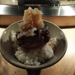 挽肉と米 - 二個目の肉は 鬼おろし&ポン酢をかけて飯と一緒に。もちろん飯も二杯目だぞ。鬼おろしとポン酢あるとさっぱり味になってこれまた良いですね。