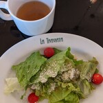 カフェ ラ トラヴィアータ - ランチのスープとサラダ