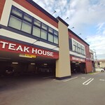 ブロンコビリー - お店の外観。店舗はピロティーになっています。