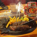 ブロンコビリー - 店員さんが卓上でカットしてます