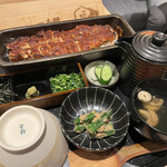 うなぎ四代目菊川 東京駅黒塀横丁店 - 薬味と一緒にどーんと1本出てくる、肝吸いの肝が2個あるのは一緒に行った人に貰ったから