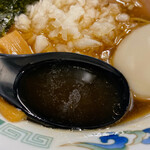 中華そば 弥栄 - スープはアッツアツ！