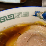 中華そば 弥栄 - 表面にラードが張っているの分かりますか？
            これがスープを冷めさせない秘訣なのであります。
