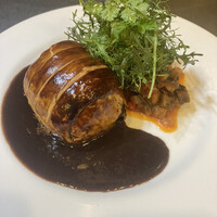 ビストロ ヴィヴィエンヌ - 穴子のパイ包み焼き、取り分ける前のお皿