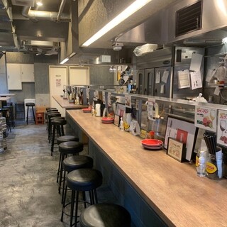 木目カウンターで心の距離も縮まるお洒落な鉄板バル