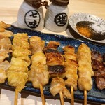 個室居酒屋 吟楽 - 〜串焼き盛り合わせ〜　(塩・8本)  1,360円
      左から、
      軟骨、皮、モモ正肉、ねぎま、ぼんじり、ムネ正肉、砂肝、かしら、