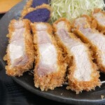 とんかつ 栄ちゃん - レフトサイド。赤身の柔らかさにうっとりする。しかも甘い。