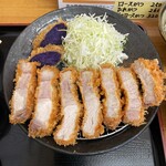 とんかつ 栄ちゃん - 上からアフター。左に倒してるよ。お肉の繊維が美しくてわかりやすい。