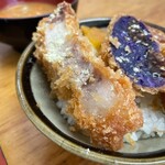 とんかつ 栄ちゃん - 塩サイドは赤身。ご飯みたいな甘さの赤身。