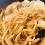 新中華 - 中華麺は少し縮れ