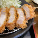 とんかつ 栄ちゃん - ライトサイド。大好きな脂身を目前にして興奮収まらず結果写真がブレる。