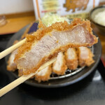 とんかつ 栄ちゃん - あつあつの一番右。脂身の美味しさにいつもながら感動する