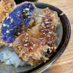 とんかつ 栄ちゃん - ソースサイドは脂身。ご飯の大親友。