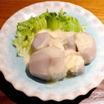 地酒喝采 かも蔵 - 里芋のラクレット。チーズの塩気が里芋にマッチ！ じゃがいもで作るのが普通だが、これは面白い組合せ