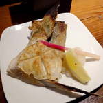 地酒喝采 かも蔵 - 今日の焼魚は、カンパチのかま焼き。脂が乗って美味しい、日本酒にもぴったり