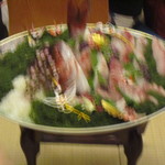 水たき玄海 - 活鯛姿造りと寒ブリの大皿盛り　ぶれちゃった～