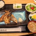 寿司と炉端焼 四季花まる - ひもの三種盛り定食