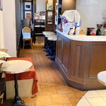 RUE DE PASSY - 奥はイートスペース。おっとがっつりお酒も飲めるのでしょうか。