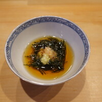 鮨 十兵衛 - 糸もずく(福島県産)、鰹節&真昆布の出汁、山葵・刻み葱・大根おろし載せ