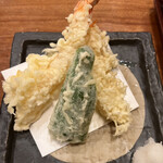 上野 味喜庵 - 大海老天ぷら９５０円。衣厚めですが、カラッと揚がって天ぷらは食欲を増進させますね。されなくてもありますが（笑）