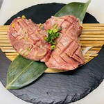 炭火焼ホルモンナカジ はなれ - 厚切りタン