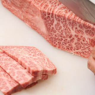 Please enjoy the hand-cut Japanese beef in the store♪