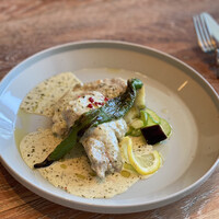 THE THEATRE TABLE - 豚フィレ肉のスカロッピーネ セージとレモンのクリームソース