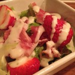 バルンバルン - オススメ！生ハムいちごのサラダ風(3種盛で880円)。旨・甘・酸のハーモニー。