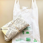 横山商店 - 新聞紙に包んでくれて袋にも入れてくれました