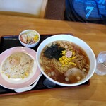 萬壽園 - ラーメンどんぶりの大きさが分かるかなぁ～❔(ФωФ)ちなみにチャーハンフルサイズです〰️‼️