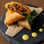 Fried spring rolls with minced meat and cumin (1 roll)