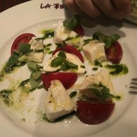  ラ･ベットラ･ダ･オチアイ イケブクロ - 長男の食べかけカプレーゼと…あれ、誰の手だっけ？
                