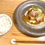 Karuthibeito - 玄米入り三重県産コシヒカリと三重県産豚バラ肉とトマトのハニーマスタードソース